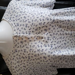 Sweet top in delicate floral print on white